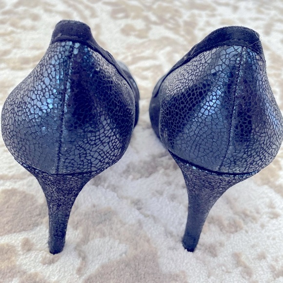 BCBGeneration Crackle Finish Suede Platform Peeptoe Pumps Navy/Black 8M NWOT - Picture 3 of 15